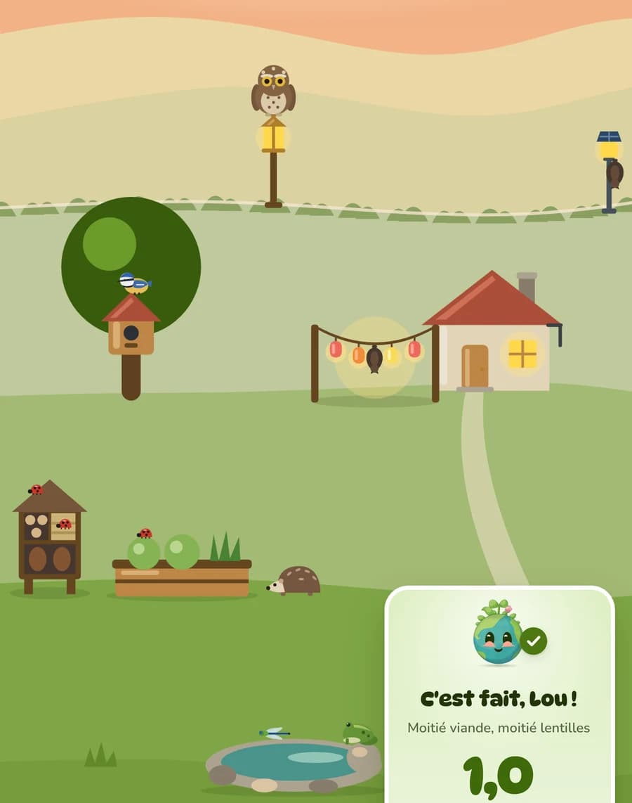 Le Vallon d'Ez'Green au lever du jour : un arbre et son nichoir, une maison, des lampions, un hôtel à insectes, un carré potager, une mare, une chevêche et un hérisson. Une carte annonce « C'est fait, Lou ! » et 1,0 kg de CO₂ évité.